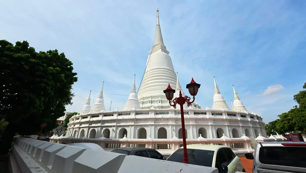 วัดประยุรวงศาวาสวรวิหาร เจดีย์สีขาวขนาดใหญ่ สถาปัตยกรรมไทยงดงาม