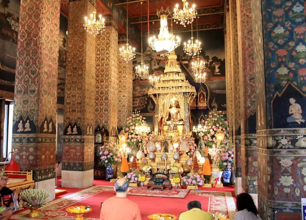 พระประธานภายในวัดปทุมวนารามราชวรวิหาร