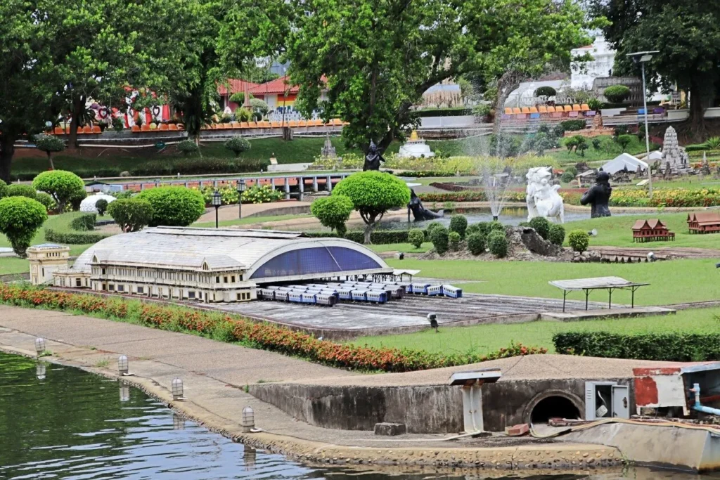 มุมมองแลนด์มาร์กจำลองระดับโลกและสถานที่สำคัญในประเทศไทย ภายในมินิสยาม พัทยา ท่ามกลางสวนจัดแต่งสวยงาม