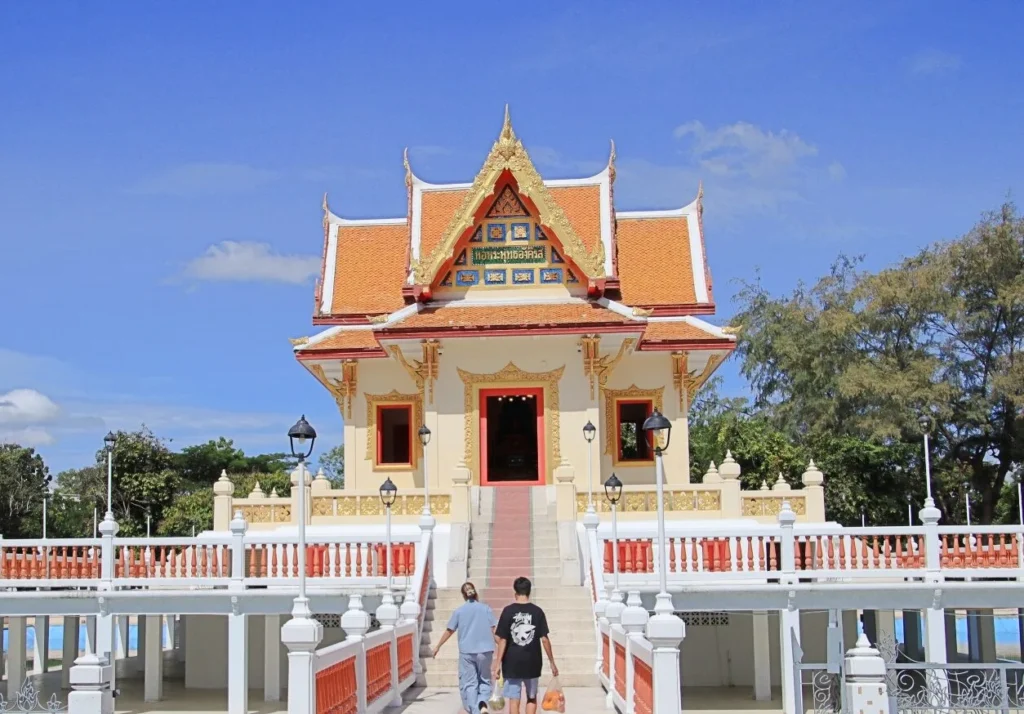 หอพระพุทธอังคีรส ศูนย์ราชการจังหวัดระยอง อาคารทรงไทยประยุกต์สีขาว–ทอง พร้อมพระพุทธรูปประดิษฐานภายใน