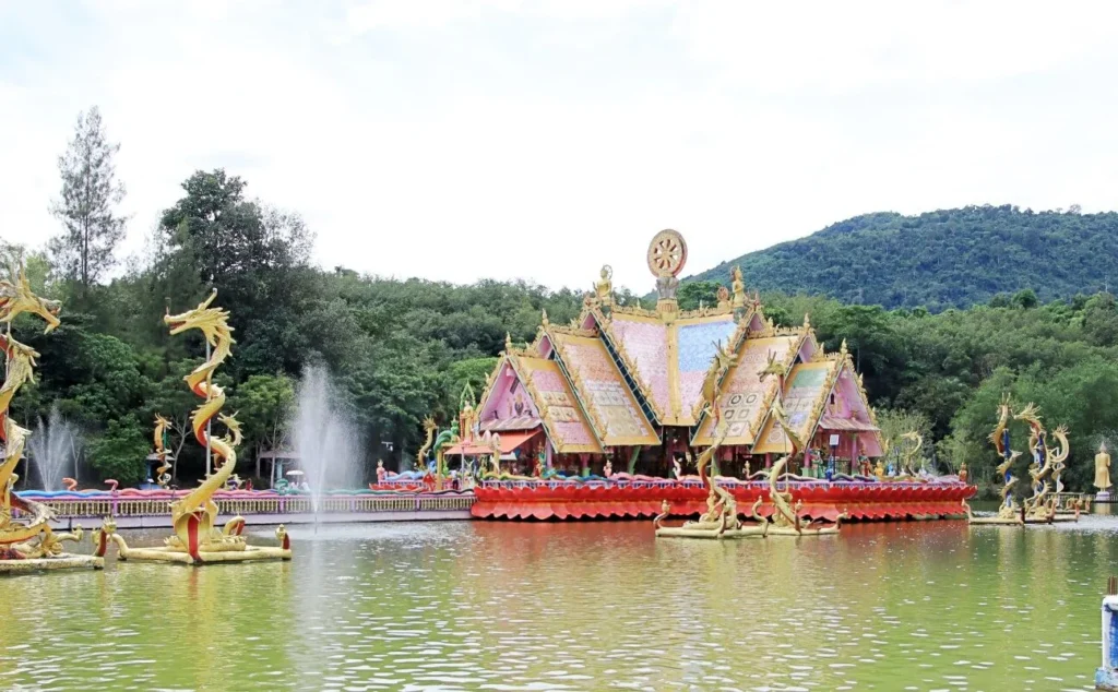 วัดน้ำตกธรรมรส อำเภอวังจันทร์ จังหวัดระยอง ศาสนสถานสีสันสวยงามตั้งอยู่กลางสระน้ำ รายล้อมด้วยพญานาคและภูเขา