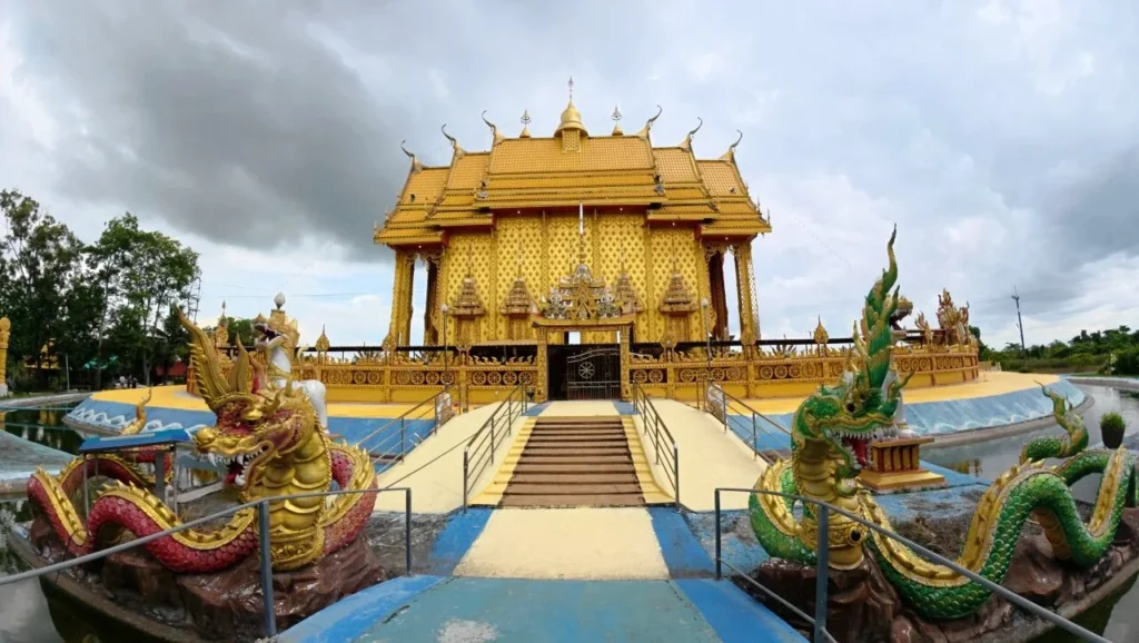 วัดท่ามะกอก ตำบลพังราด อำเภอแกลง จังหวัดระยอง อุโบสถสีทองงดงามริมสระน้ำ